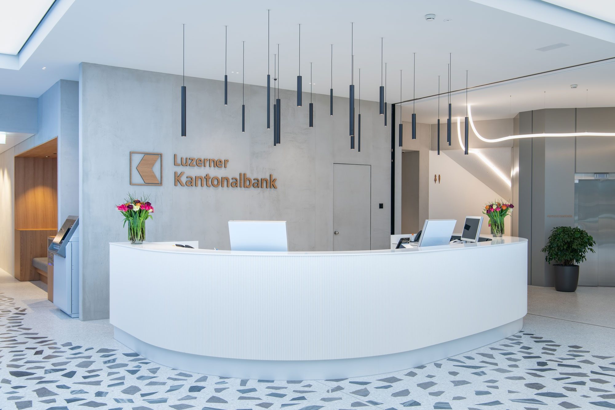 Schreinerei Duss AG : Luzerner Kantonalbank Luzern Flagship